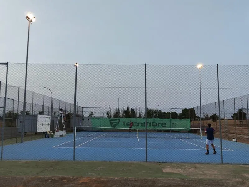 El XXVI Trofeo Uva y Vino de tenis arranca en Daimiel con 46 deportistas