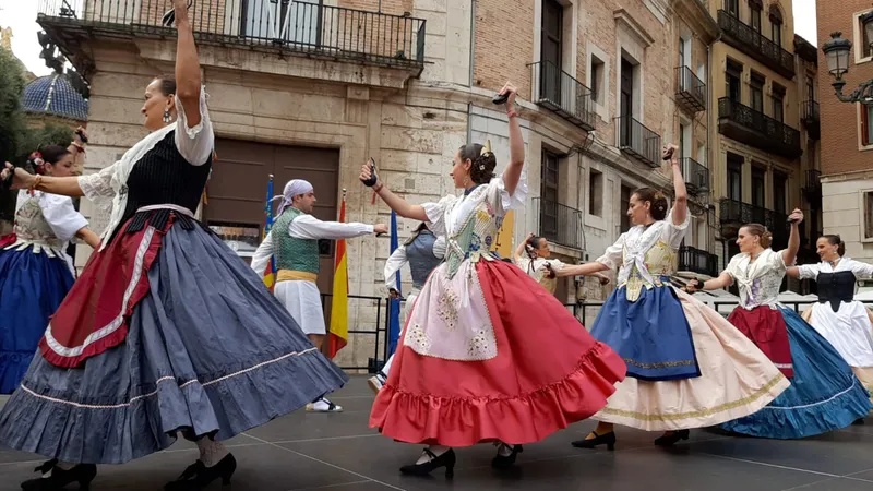 València celebra el XXIX Festival de Balls al Carrer con comisiones falleras