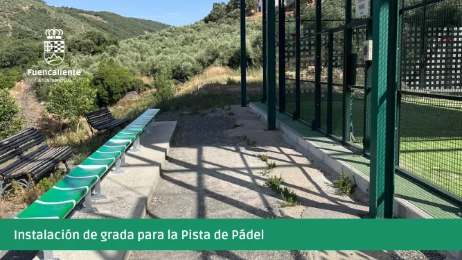 Fuencaliente instala gradas en la pista de pádel para mejorar las instalaciones deportivas