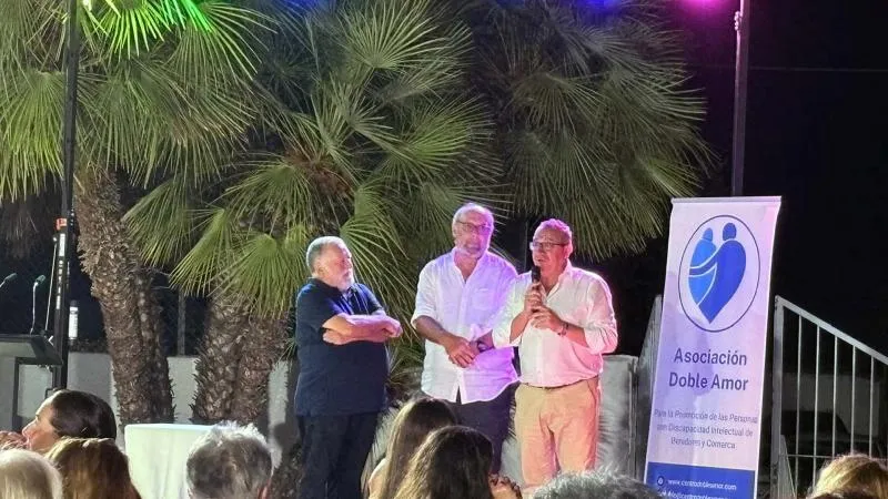 Benidorm rinde homenaje a Luis Alfonso Muñoz en la cena solidaria del centro Doble Amor