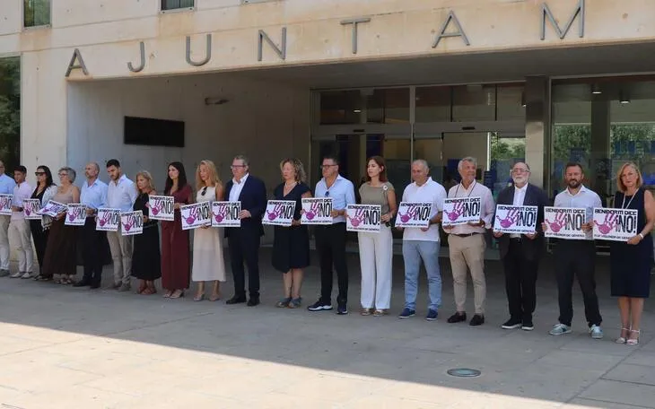 Benidorm guarda un minuto de silencio contra la violencia machista
