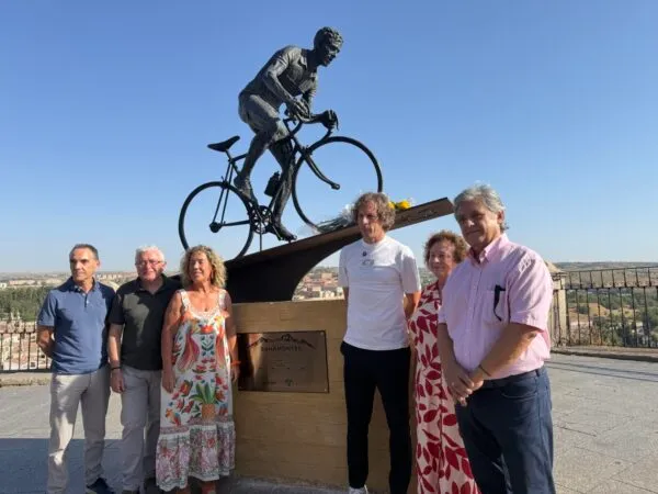 Toledo honra a Bahamontes con una placa y aspira a acoger una etapa de la Vuelta en 2028