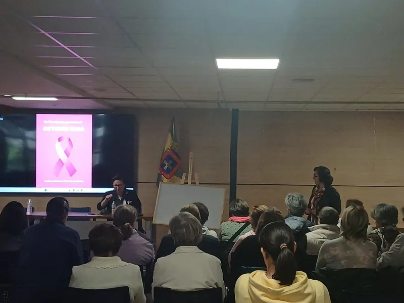 Allande celebra una charla informativa sobre el cáncer de mama con la oncóloga Marta Capelán