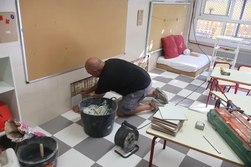 Novelda prepara sus colegios para el curso escolar con mejoras en mantenimiento y jardinería
