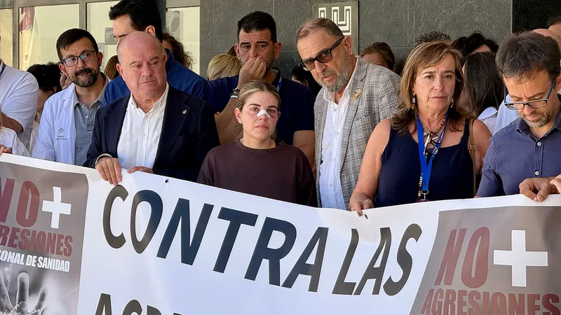 Antequera condena la agresión a una doctora y defiende al personal sanitario