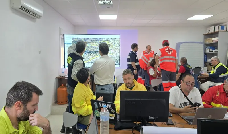 Incendio en Los Gallardos: Más de 1.400 personas desalojadas y esfuerzos centrados en el flanco oeste