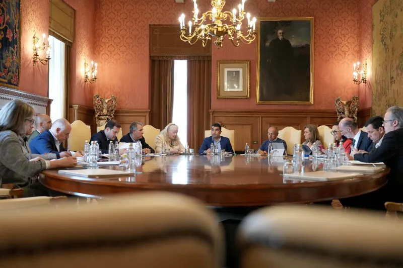 La Deputación de Pontevedra destina 100.000 euros a becas para estudiantes universitarios en el extranjero