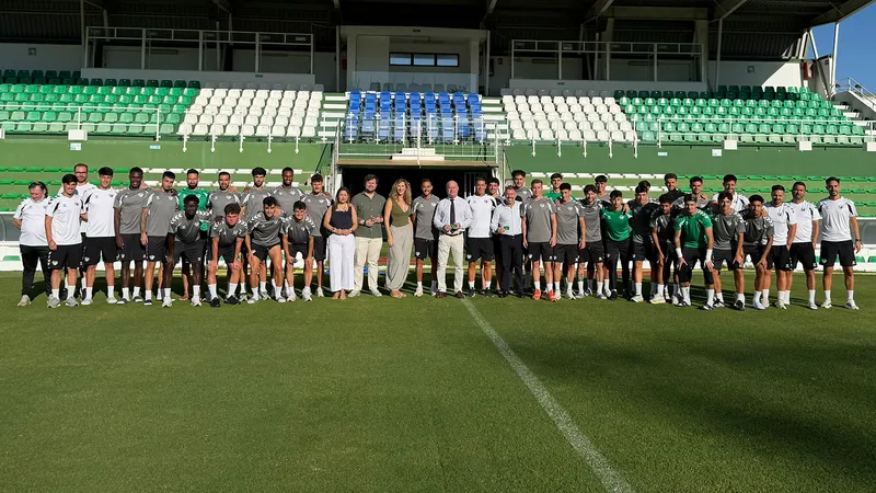 El alcalde de Antequera visita al Antequera CF y renueva su abono para la temporada 2026-2027