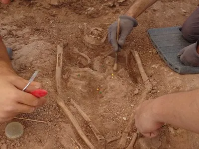Hallan una tumba romana en Castelldefels que reescribe la historia de la villa