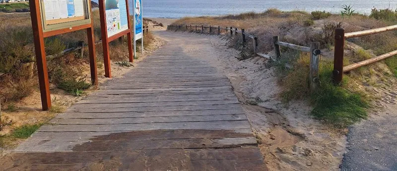 Sanxenxo renueva la pasarela de la playa de Montalvo para proteger la duna