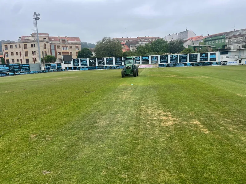 Sanxenxo mejora el campo de fútbol de San Pedro para el partido de la próxima temporada
