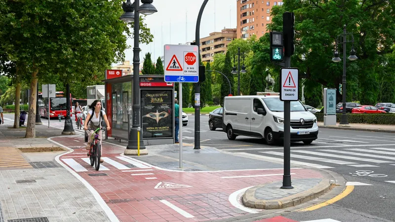 València estrena mejoras de seguridad vial en una parada clave de la EMT