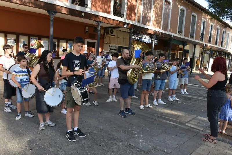 La Banda Joven de Daimiel deleita con un pasacalle previo al festival musical