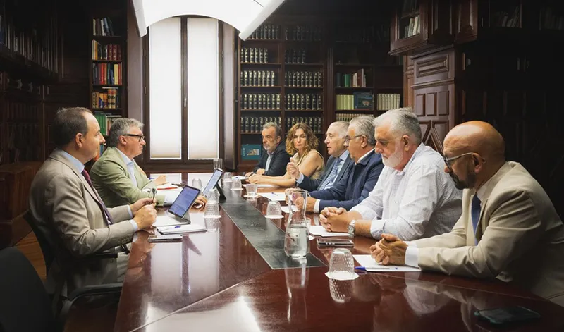 La Junta de Andalucía impulsa la simplificación de trámites para empresarios de playas