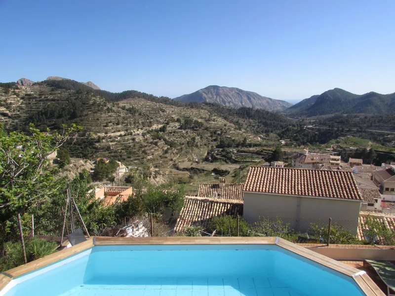 Sella promociona su oferta turística con una guía de alojamientos rurales