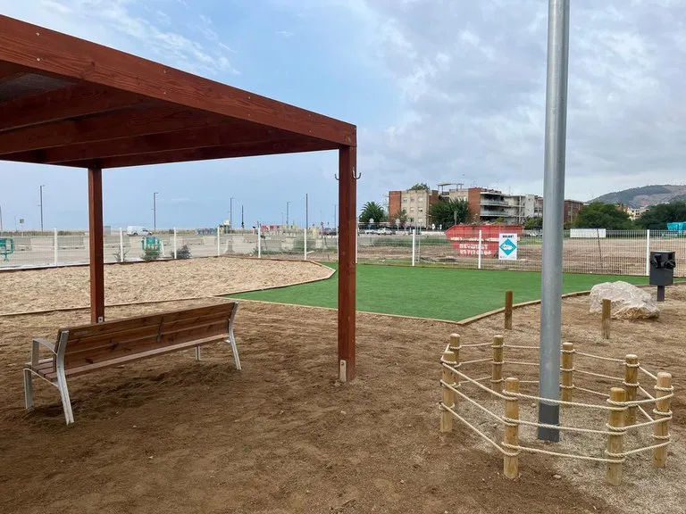 Castelldefels renueva su parque canino en Can Roca para mejorar el bienestar animal