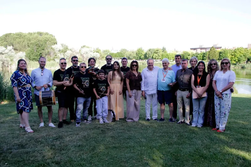 Artelago y Son de Aquí unen artesanía y música folk en Laguna de Duero