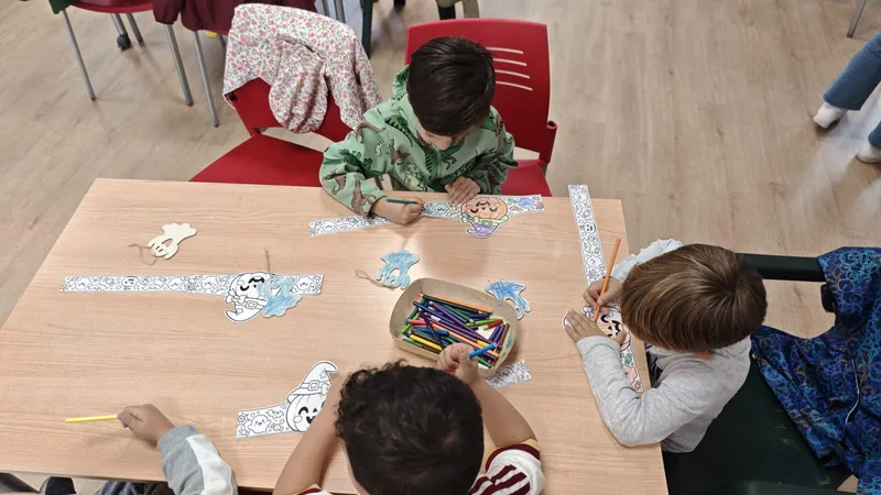Los niños de Bargas dan la bienvenida a Halloween con un taller de farolillos creativos