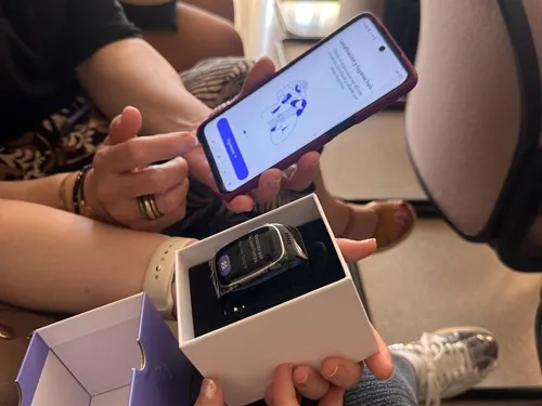 Canyelles entrega ocho nuevos relojes inteligentes de teleasistencia a personas mayores