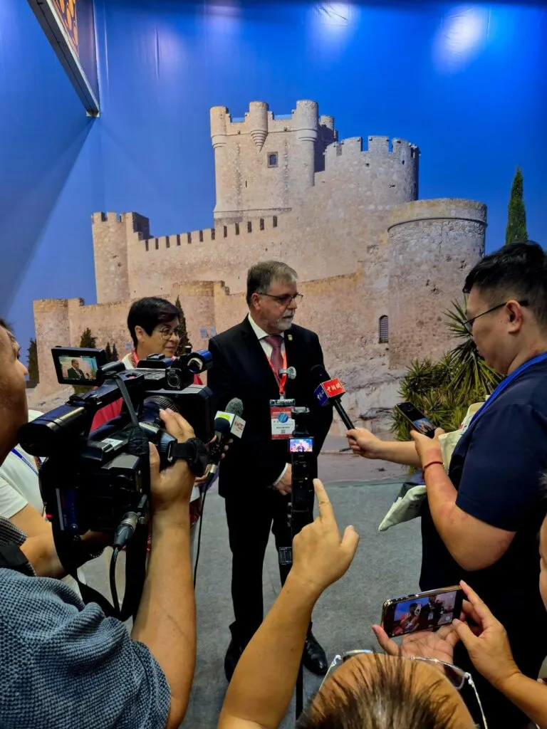 Villena promociona su cultura y vino en una feria turística clave de China