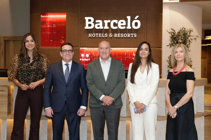 El alcalde de Valladolid celebra la apertura del Hotel Barceló en un enclave emblemático