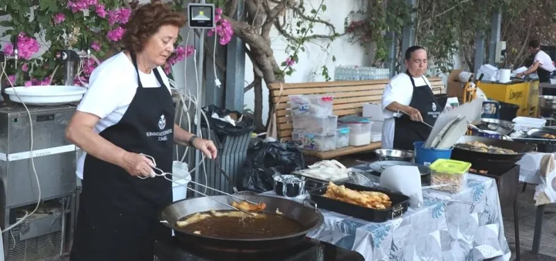 Tomares celebra el verano con sus tradicionales pavías de merluza y bacalao