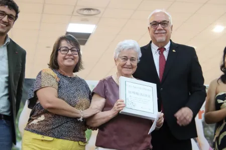 Manzanares homenajea a 600 mayores y anuncia la apertura inminente del centro de salud 'Manzanares 2'