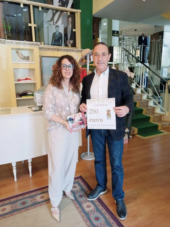 Catycris Fashion de Xove gana el concurso de escaparates navideños