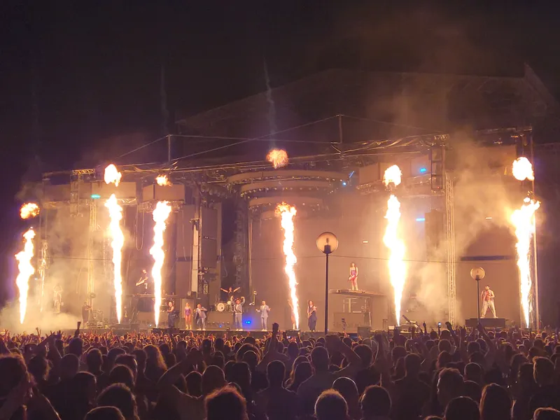 La Orquesta Panorama arrasa en Daimiel con un espectáculo musical de tres horas