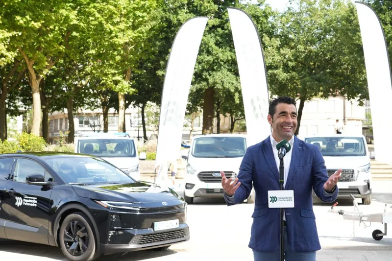 La Diputación de Pontevedra entrega 33 vehículos a clubs deportivos provinciales