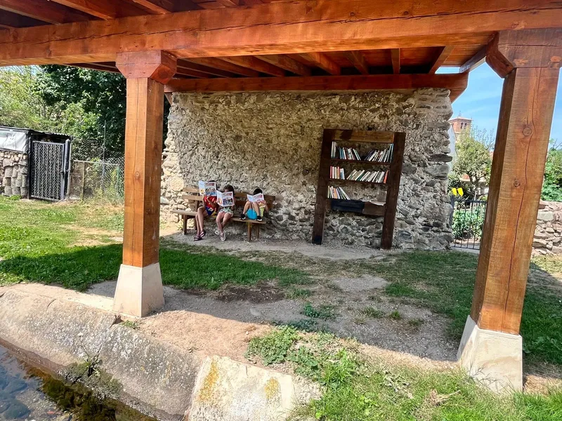 Ojacastro recupera su biblioteca al aire libre tras los actos vandálicos