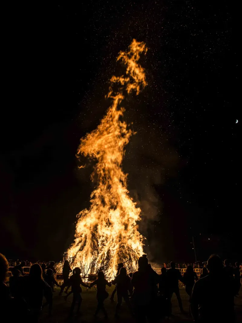 Ribadesella celebra la Noche de San Juan con cena, hoguera y fiesta en el Prau San Juan