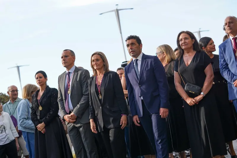 El presidente de la Diputación de Pontevedra asiste a la procesión del Cristo de la Victoria en Vigo
