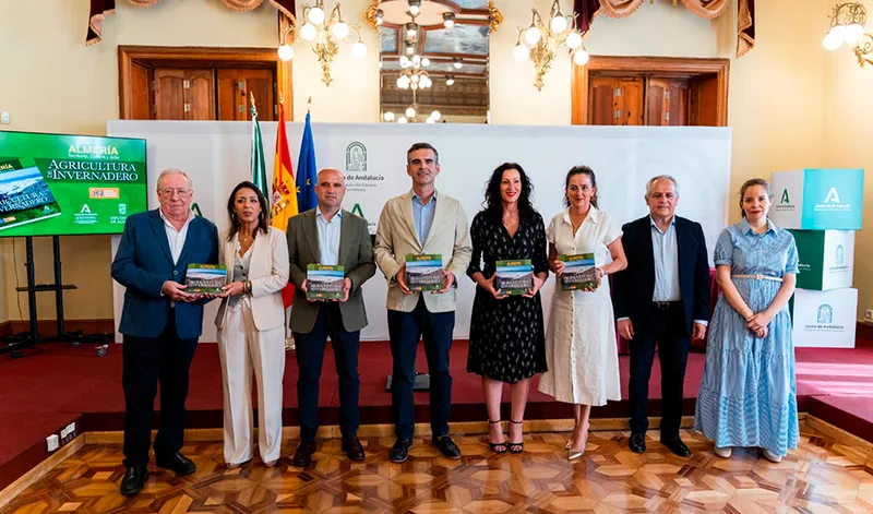 Junta y Diputación de Almería presentan una guía sobre el éxito de la agricultura de invernadero