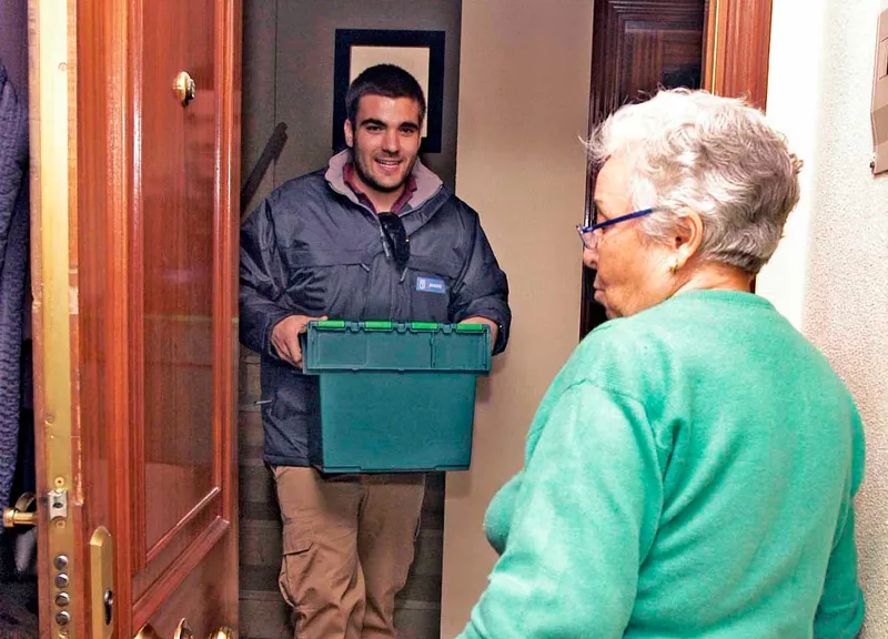 Madrid amplía el servicio de comida a domicilio para mayores con menús personalizados y más personal