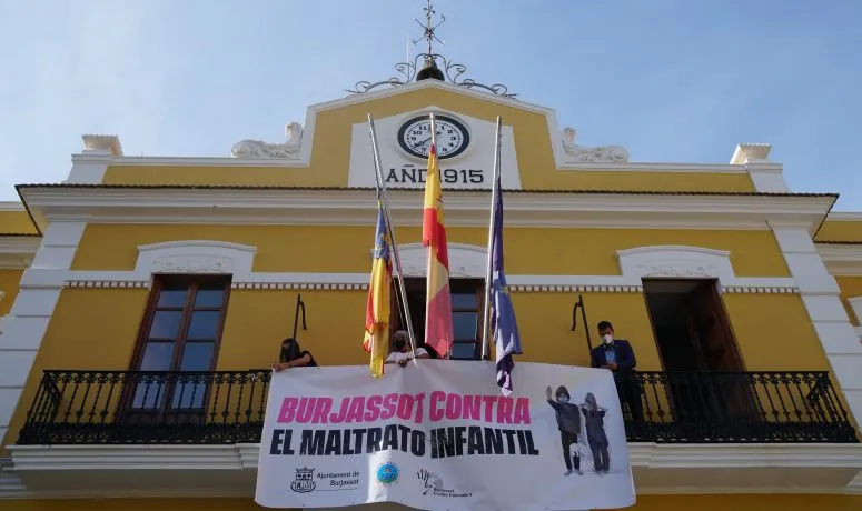 Burjassot lanza una campaña contra el maltrato infantil y promueve la educación positiva