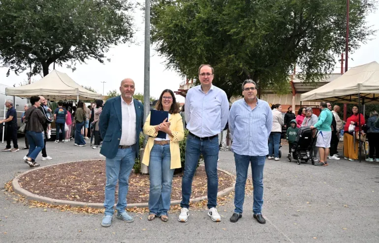 Miguelturra inaugura su mercadillo dominical con gran afluencia pese a la lluvia