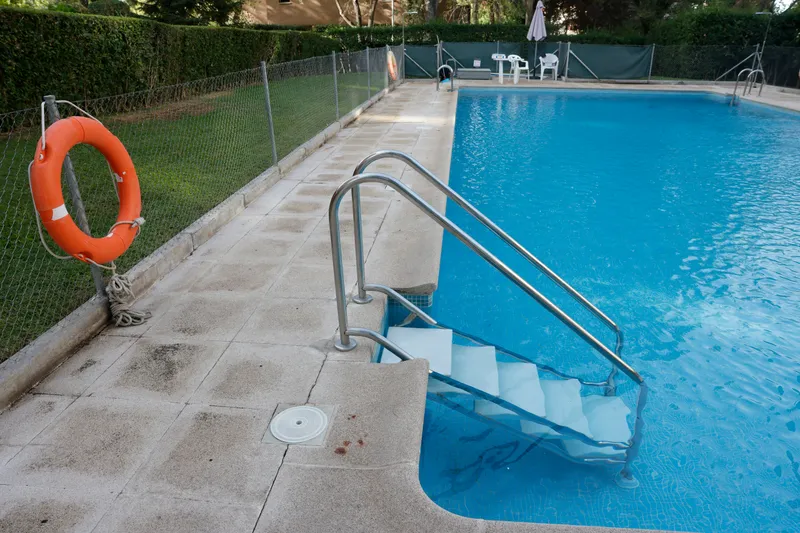 Madrid adapta una piscina comunitaria en Fuencarral-El Pardo para personas con discapacidad