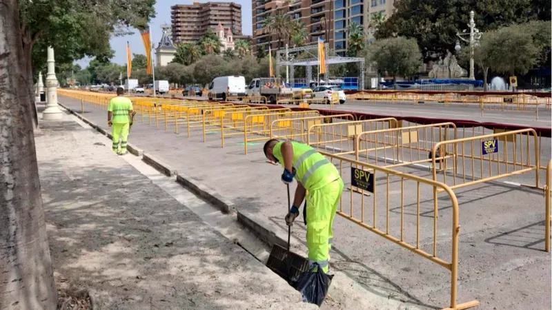 València limpia 132 imbornales en L'Albereda tras la Batalla de Flors