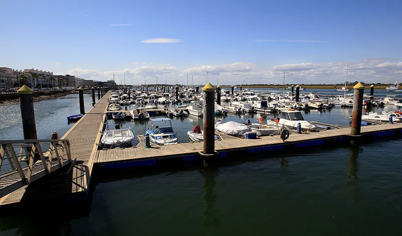 La Junta de Andalucía destina casi dos millones a renovar la barrera antioleaje del puerto de Punta Umbría