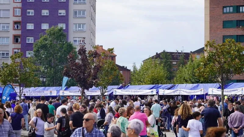 La Banda de Gaitas del Centro Asturiano anima el Mercadillo de La Corredoria