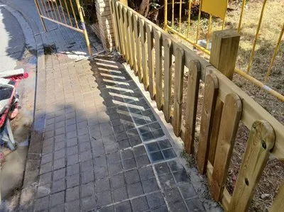 Castelldefels renueva el mobiliario urbano con una nueva valla de madera en el barrio del Poal
