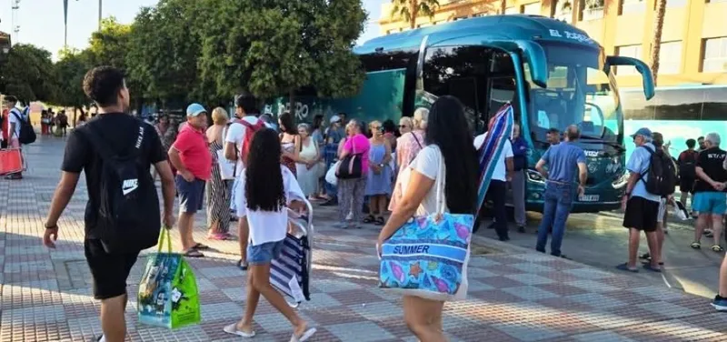 Tomares facilita el acceso a la playa con el servicio "Los Jueves a la Playa"