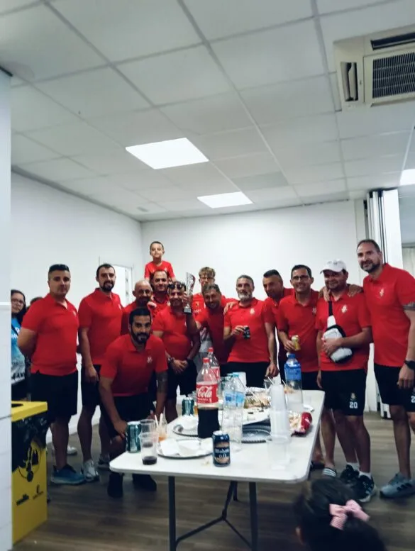 Veteranos del fútbol de Pedro Muñoz compiten con pasión en encuentros amistosos
