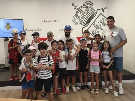 Niños de la ludoteca Divina Pastora visitan y presentan en la televisión municipal de Manzanares