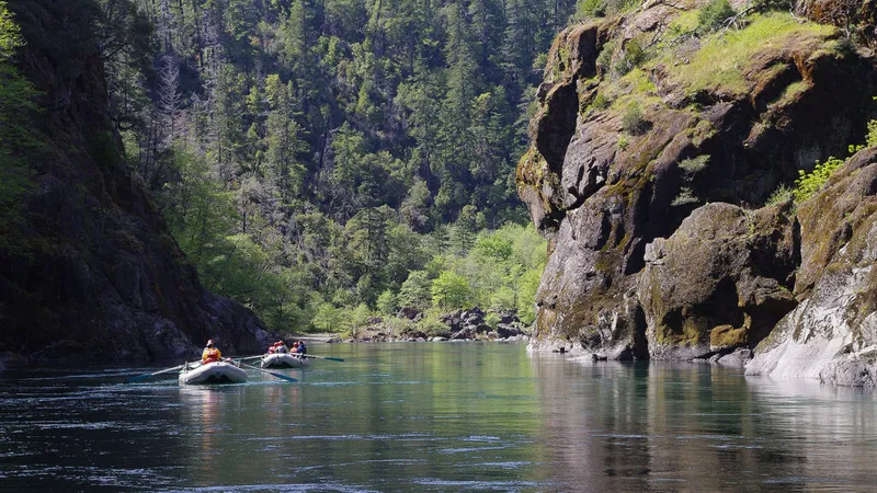 Aventura de rafting en el río Illinois de Oregón: rápidos clase IV-V en la Kalmiopsis Wilderness