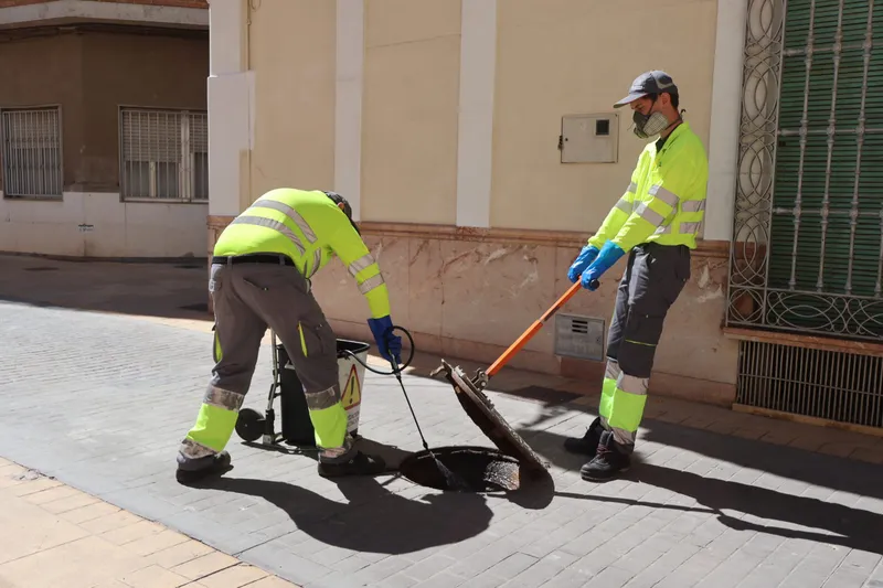 Novelda refuerza el control de plagas en alcantarillado y edificios públicos