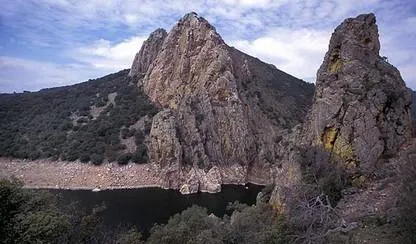 Serradilla promociona su patrimonio natural y cultural con guías de interés