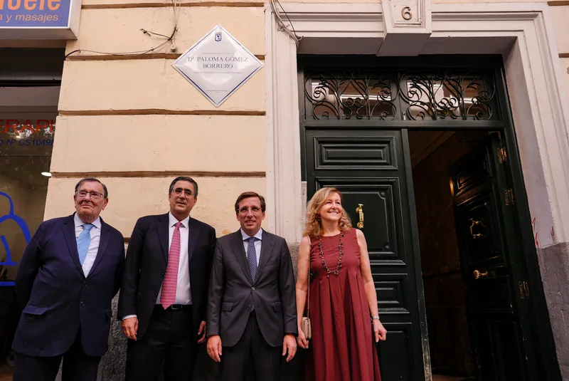 Madrid homenajea a la periodista Paloma Gómez Borrero con una placa en su domicilio