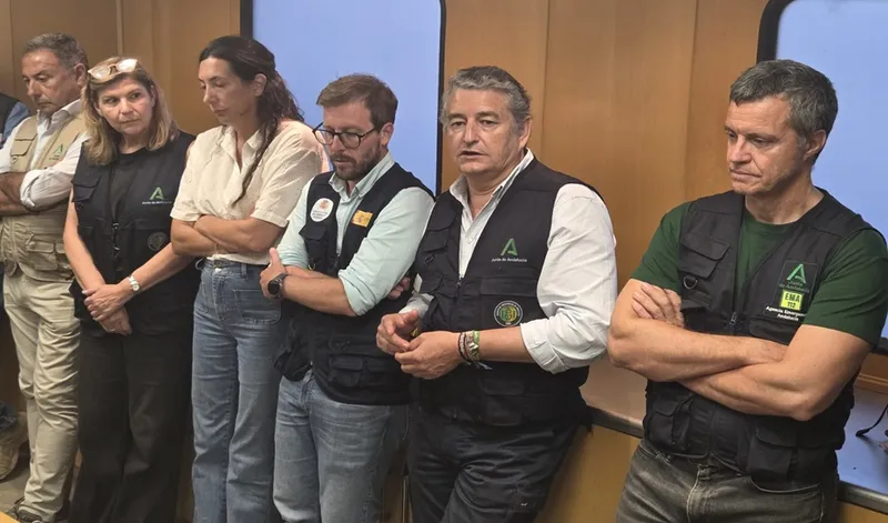 El operativo de extinción del incendio de Niebla supera una jornada crítica evitando el daño en El Berrocal